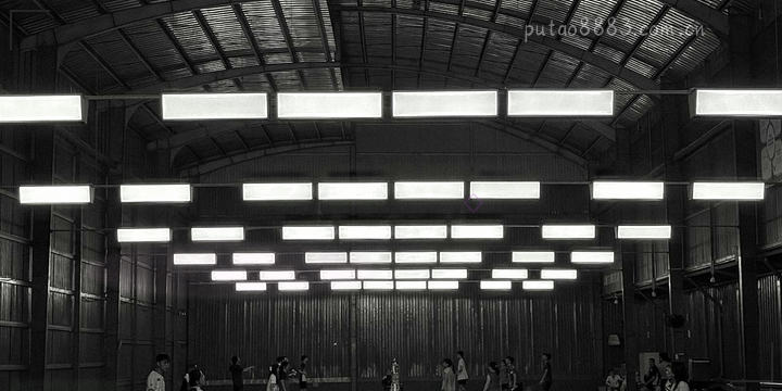 记分板上客队领先3分，计时器还剩最后18秒。